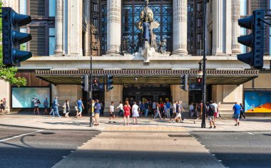 Oxford caddesinde yürüyen insanların olduğu Selfridges mağazası.
