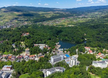 Spa tedavileriyle ünlü bir dağ alanıdır.