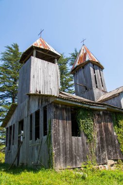 Georgia, Samegrelo 'daki eski ahşap Gürcü kilisesi. Eski mimari ve doğa.