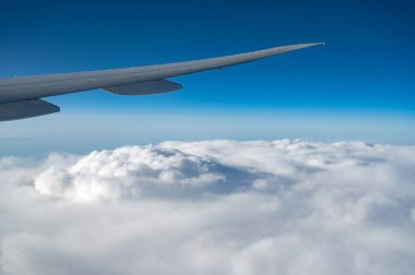 Bulutların arasında bir uçağın kanadının güzel manzarası.