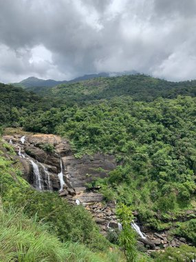 Hindistan, Kumarahalli 'de bulutlu bir gökyüzü altında Mallalli Şelalesi' nin dikey çekimi.