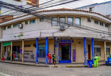 Bir dükkan ve tarihi merkezde insanlar.