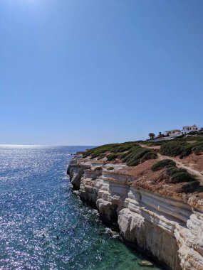 Güneşli bir günde, denizin güzel bir sahil uçurumunun dikey görüntüsü.