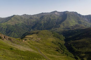 Fransa ve İspanya sınırındaki güzel Pireneler 'in dikey görüntüsü.