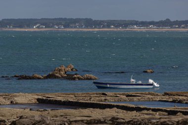 Fransa 'nın Timsah kıyısında yüzen bir tekne
