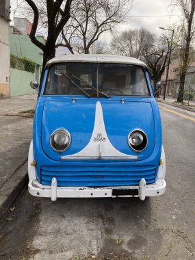 DKW Schnellaster minibüsü 1949 ve 1962 yılları arasında Almanya 'da ve 1960 ve 1969 yılları arasında Arjantin' de üretilmiştir. Buenos Aires 'te görüldü.