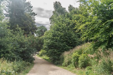 Staffordshire Lakeside yolu güneşli bir gün manzarası, Stoke-on-Trent, İngiltere