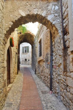 İtalya 'nın Verole köyündeki eski binalar arasında dar bir ara sokak.