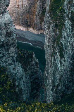 Fransa 'nın Etretat kentindeki kayalık kayalıkların dikey görüntüsü