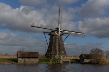 Hollanda 'da bir nehrin kıyısındaki tarihi Kinderdijk yel değirmenleri