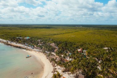 Güneşli bir günde sakin mavi bir denizin büyüleyici manzarası.