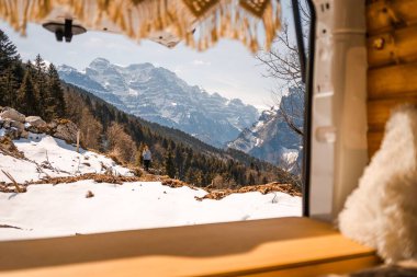 Minibüsten karlı dağların manzarası