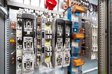 Elektrik santralinin kablo ve fünyeli yakın çekimi.