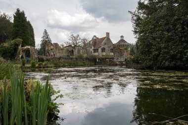 Scotney Kalesi manzaralı bir gölet, Kent, İngiltere