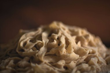 Un, su ve tuzdan yapılmış çiğ makarna. Sonra en az 12 saat mayalanarak kendine özgü bir tat verir..