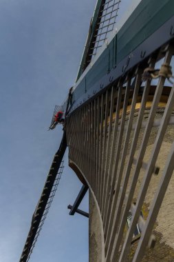 Tarihi Kinderdijk yel değirmeninin dikey alçak açılı görüntüsü