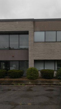 Üzerinde mavi gökyüzü olan bir iş parkında ofis binası.