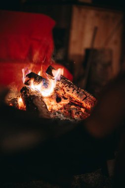 Parlayan ateşte yanan tahta odunların dikey çekimi.