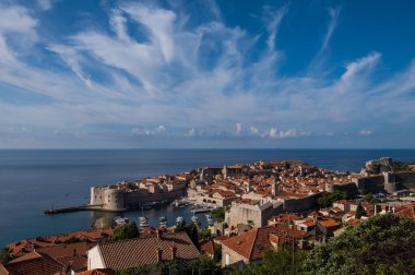 Şehrin dört bir yanında limanı ve surları olan tarihi Dubrovnik sahil kasabasının güzel manzarası. Adriyatik Denizi 'nin bir parçası. Hırvatistan.