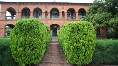 Büyüyen çalıların arkasındaki Santo Domingo Kalesi 'nin ön cephesi.