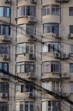 Ön planda kablolar olan bir apartman manzarası