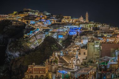 Santorini 'nin ana köyü Fira' nın gece manzarası, barlar ve restoranlarla dolu. Fira, Santorini, Yunanistan, Nisan. 2022