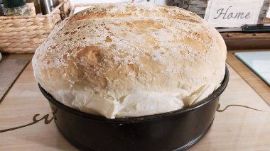 Mutfak masasında yuvarlak formda ev yapımı ekmek.