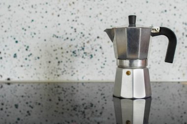 Klasik İtalyan Kahveci Gümüş Renkli Sobanın üstünde Kabartmalı Duvar Arkaplanı. Kahve veya Ev Malzemeleri Utensil kavramı