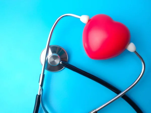 在蓝色背景上的听诊器和红心的三维渲染 — 图库照片