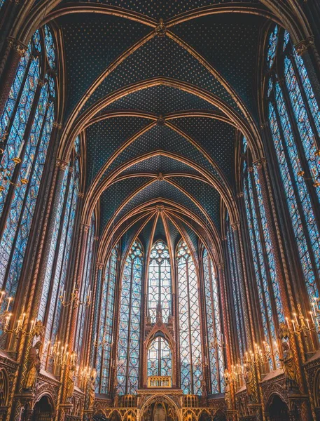 Wnętrze Sainte Chapelle Paryżu Witrażami Sklepionym Sufitem Zapalonymi Świecami — Zdjęcie stockowe
