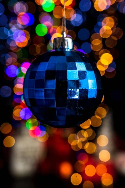 Eine Vertikale Aufnahme Einer Weihnachtlichen Blauen Kugeldekoration Mit Bokeh Weihnachtsbeleuchtung — Stockfoto