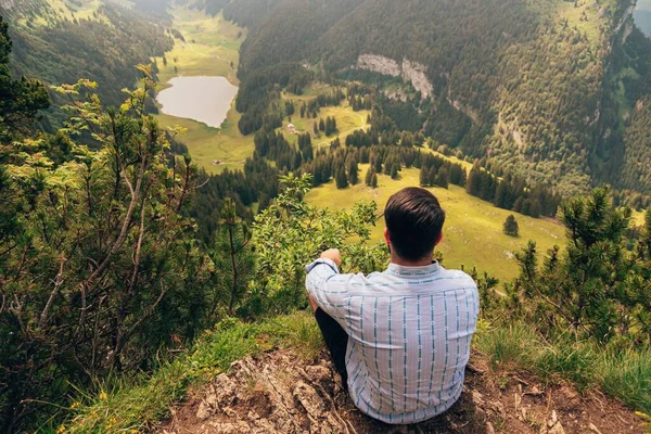 Una Vista Trasera Hombre Sentado Acantilado Con Vistas Increíble Valle —  Fotos de Stock