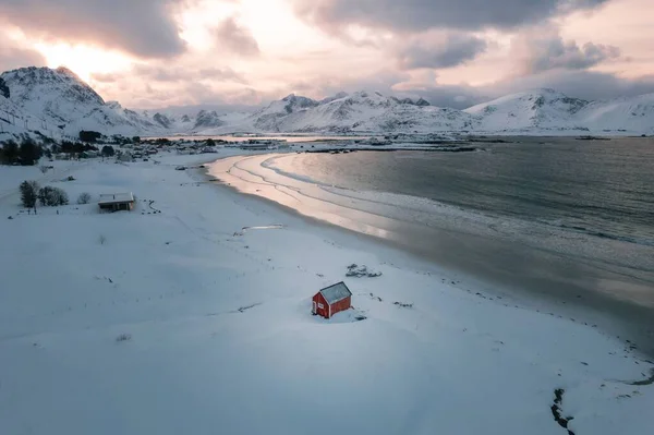 Drohnenaufnahmen Des Roten Schuppens Ramberstranda Auf Den Lofoten Winter Bei — Stockfoto