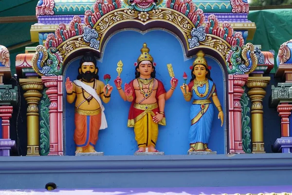 Estátuas Coloridas Figuras Coloridas Divindade Hindu Uma Parede Templo Malásia — Fotografia de Stock