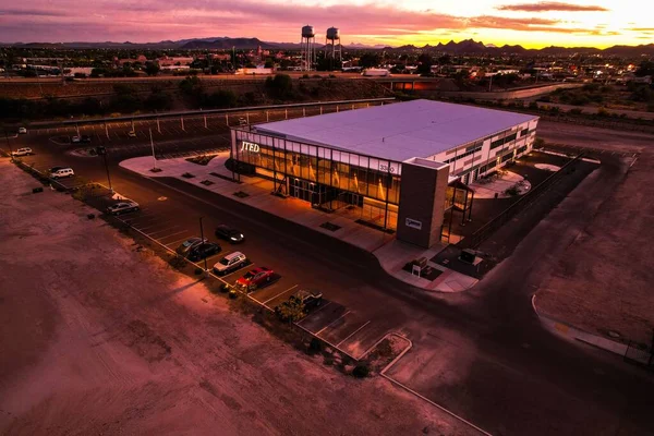 美国亚利桑那州图森市一座漂亮的现代建筑 日落时设有停车场 鸟瞰全景 — 图库照片