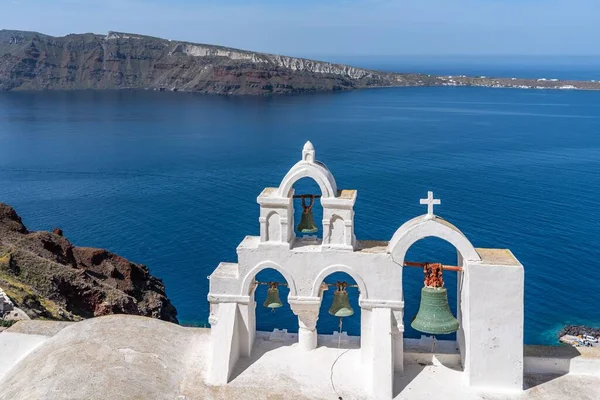 希腊圣托里尼 奥亚俯瞰地中海的典型教堂 — 图库照片