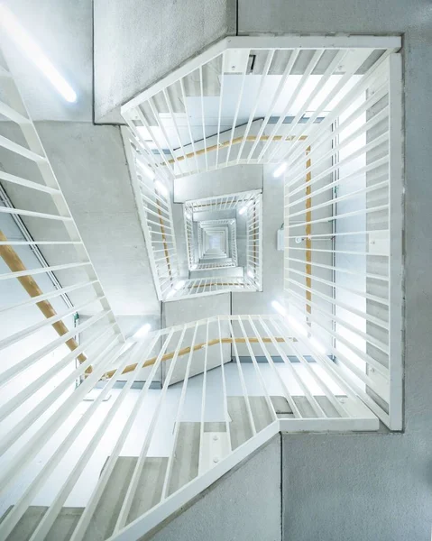 Une Vue Verticale Sur Dessus Escalier Rectangulaire Avec Balustrades Blanches — Photo