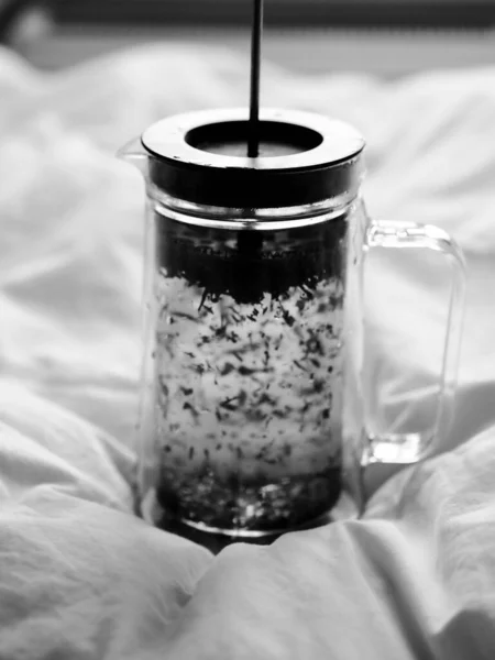 Vertical Grayscale Shot French Press Tea Bedsheets — Stock Photo, Image