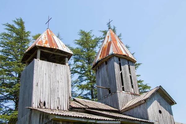 ジョージア州サメグレロの古い木造教会の上の低角度ショット — ストック写真