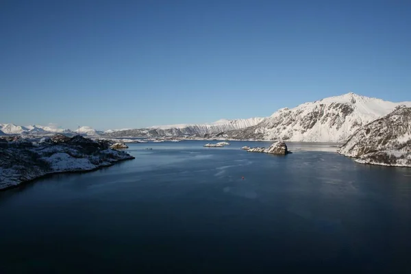 Una Montaña Cerca Del Río Está Cubierta Nieve Invierno — Foto de Stock