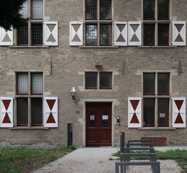 Ein Altes Gebäude Mit Brauner Eingangstür Und Fenstern — Stockfoto