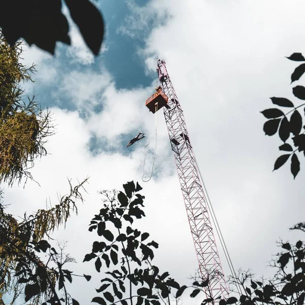 Tiro Ângulo Baixo Uma Pessoa Fazendo Bungee Guindaste Pulando Sob — Fotografia de Stock