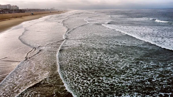 Una Vista Tranquila Las Olas Del Mar Bajo Cielo Azul — Foto de Stock