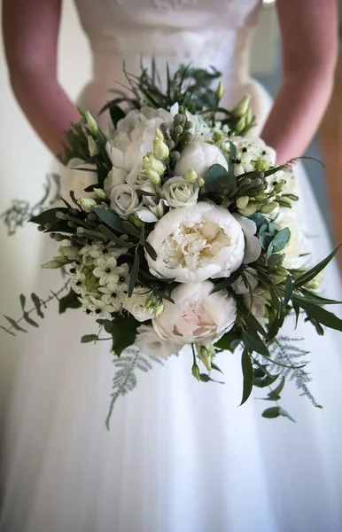 花嫁の手の中の牡丹の美しい花束 — ストック写真
