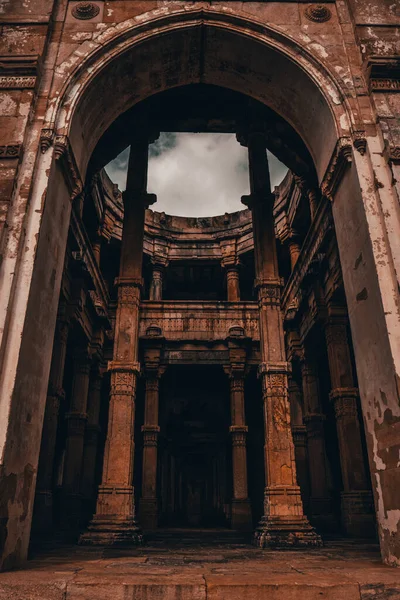 Eine Vertikale Aufnahme Des Historischen Backsteinmoscheedenkmals Pavagadh Gujarat Indien — Stockfoto