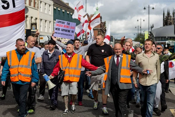 Persone Che Protestano Durante Marcia Della Edl Attraverso Newcastle City — Foto Stock