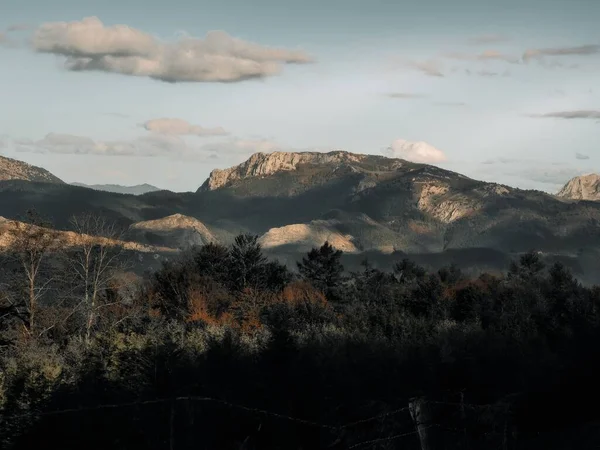 Una Hermosa Vista Las Montañas Con Árboles Primer Plano —  Fotos de Stock