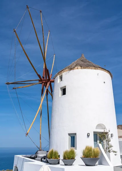 Moulin Vent Blanc Emblématique Village Oia Santorin Grèce — Photo