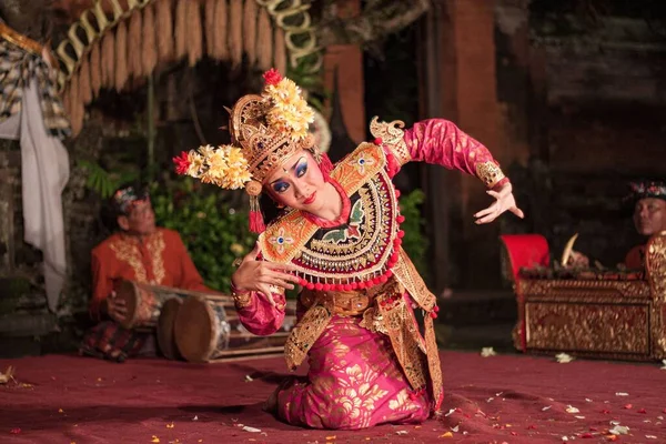 Strzał Tancerzy Ubud Palace Bali Indonezja Podczas Spektaklu — Zdjęcie stockowe