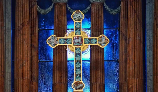 背景に柱のある真ん中に太陽のシンボルがある美しい十字架のクローズアップ — ストック写真